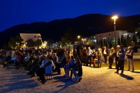 The screening took place in the pedestrian area in the town center.